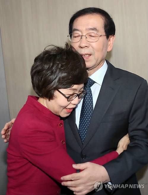 물러난 박원순, '포옹 위로'      (서울=연합뉴스) 배재만 기자 = 박원순 서울시장이 26일 오전 서울 여의도 국회 정론관에서 대선 불출마 선언을 마친 뒤 회견장을 나서다 더불어민주당 권미혁 의원의 포옹을 받고 있다. scoop@yna.co.kr