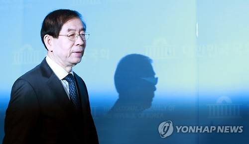 대선 불출마 박원순 서울시장      (서울=연합뉴스) 홍해인 기자 = 박원순 서울시장이 26일 오전 서울 여의도 국회 정론관에서 대선 불출마 선언을 하기 위해 마이크 앞으로 향하고 있다.  hihong@yna.co.kr