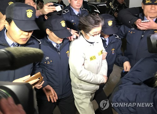 '묵묵부답' 최순실      (서울=연합뉴스) 이지헌 기자 = 특검의 출석 요구에 불응하다가 체포 영장이 집행된 '비선 실세' 최순실 씨가 26일 오후 서울 강남구 대치동 특검팀에서 조사를 마친 뒤 밖으로 나서고 있다. 2017.1.26      pan@yna.co.kr