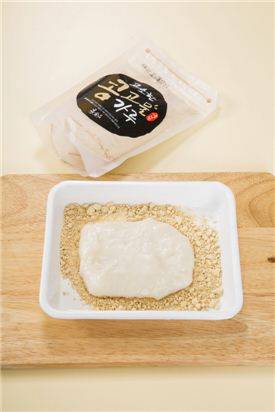 4. 익힌 반죽을 콩고물에 굴려서 먹기 좋은 크기로 잘라준다. tip) 찹쌀가루에 쑥가루나 솔잎가루 등을 섞어서 만들어도 된다.