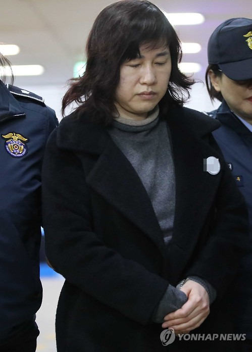 설 연휴 첫날  이인성 소환      (서울=연합뉴스) 김승두 기자 = 설 연휴 첫날인 27일 박영수 특별검사팀이 '비선 실세' 최순실씨 딸 정유라(21)씨의 이화여대 입시·학사 비리와 관련한 핵심 피의자들을 줄소환해 조사했다. 이날 오전 이인성(54) 의류산업학과 교수가 특검으로 소환되고 있다.    kimsdoo@yna.co.kr