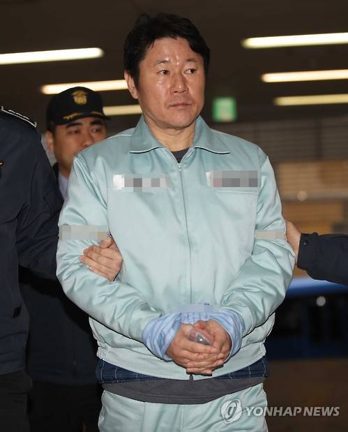 설 연휴 첫날 남궁곤 소환      (서울=연합뉴스) 김승두 기자 = 설 연휴 첫날인 27일 박영수 특별검사팀이 '비선 실세' 최순실씨 딸 정유라(21)씨의 이화여대 입시·학사 비리와 관련한 핵심 피의자들을 줄소환해 조사했다. 이날 오전 남궁곤(55) 전 입학처장이 특검으로 소환되고 있다.    kimsdoo@yna.co.kr