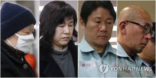 (서울=연합뉴스) 김승두 기자 = 박영수 특별검사팀이 설 연휴 첫날인 27일 최순실씨 딸 정유라(21)씨의 이화여대 입시·학사 비리와 관련해 김경숙(62) 전 신산업융합대학장(왼쪽), 이인성(54) 의류산업학과 교수(왼쪽에서 2번째), 남궁곤(55) 전 입학처장(왼쪽에서 3번째)과 블랙리스트 관련해 차은택 전 창조경제추진단장을 구치소에서 소환해 조사 중이다.2017.1.27      kimsdoo@yna.co.kr