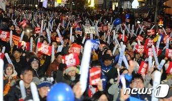 박근혜 대통령의 탄핵소추안이 가결된 첫 주말 촛불집회가 열린 지난해 12월10일 오후 부산 진구 서면 중앙대로에서 시민들이 '박근혜 구속' 구호를 외치고 있다. 2016.12.10/뉴스1 © News1 여주연 기자