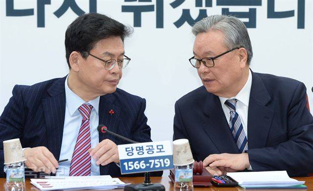 새누리당 정우택(왼쪽) 원내대표가 25일 오전 서울 여의도 당사에서 열린 비상대책위원회의에서 인명진 비대위원장과 대화하고 있다. 오대근 기자 inliner@hankookilbo.com