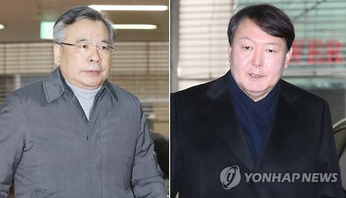 연휴 출근한 특검과 수사팀장       (서울=연합뉴스) 이진욱 기자 = 박근혜 대통령의 비위 의혹과 최순실 게이트를 수사 중인 박영수 특검(왼쪽)과 윤석열 수사팀장이 29일 오후 서울 강남구 대치동 특검 사무실로 출근하고 있다.     cityboy@yna.co.kr