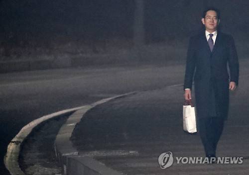구속영장이 기각된 19일 오전, 경기 의왕시 서울구치소를 걸어 나오고 있는 이재용 삼성전자 부회장[연합뉴스=자료사진]