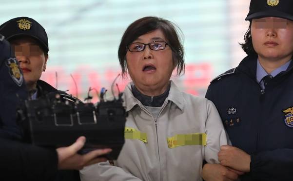 '정신적 충격', '강압 수사' 등의 이유로 박영수 특별검사팀의 출석 요구에 6차례나 응하지 않은 '비선 실세' 최순실씨가 지난 25일 딸 정유라씨의 이대 입학 비리 관련한 혐의로 체포영장이 집행돼 서울 강남구 특검 사무실에 출두하며 "민주주의 특검이 아닙니다, 자백을 강요하고 있어요"라고 소리치고 있다./연합뉴스 제공