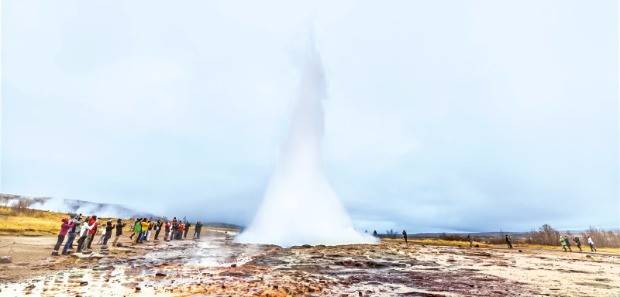 간헐천 스트로퀴르의 분출 순간.