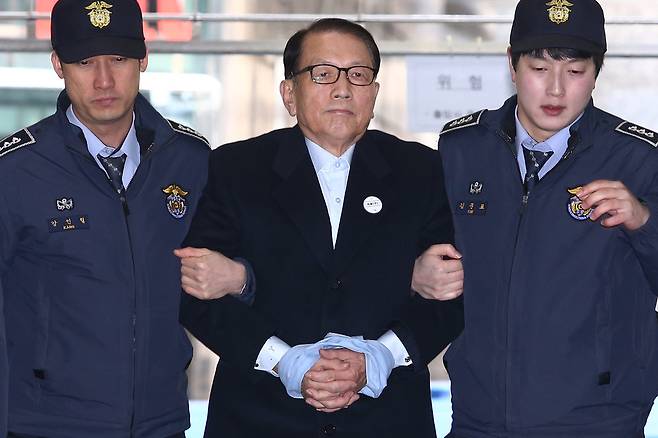 구속되는 김기춘 전 비서실장. /사진출처=연합뉴스