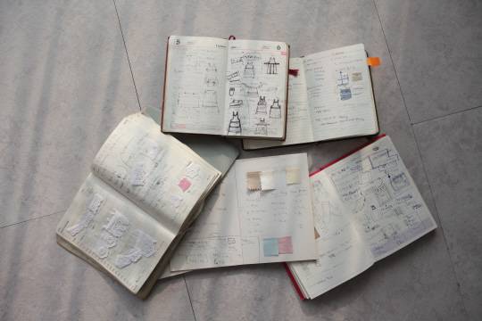 2006년말 창업에 나선 정미현 대표는 동대문 도매상가에서 원단을 구매해 공장에 주문 제작을 맡겼고, 완제품의 사진을 찍어 옥션에 올려 팔기 시작했다. 사진은 다양한 디자인 시안과 원가, 패브릭 원단 조각을 붙여 넣은 그녀의 업무용 다이어리. /사진제공=정미현 대표