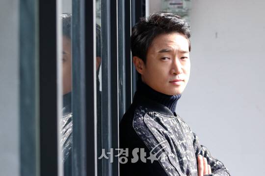 배우 조우진이 인터뷰 전 포즈를 취하고 있다. / 사진 = 오훈 기자