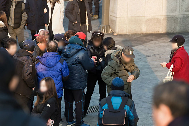 1월17일 장충체육관에서 열린 장성민 전 의원의 북콘서트 참석자 중 일부가 일당을 지급받는 모습이 포착됐다. ⓒ 시사저널 최준필