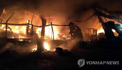 2015년 3월 18일 청주의 한 물류회사에서 발생한 화재 당시 모습. [연합뉴스 DB]