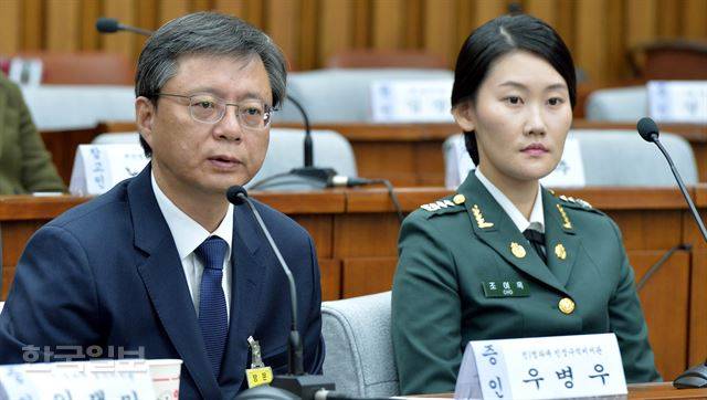 우병우(왼쪽) 전 청와대 민정수석이 지난해 12월 서울 여의도 국회에서 열린 '박근혜 정부의 최순실 등 민간인에 의한 국정농단 의혹사건 진상규명을 위한 국정조사 5차 청문회'에 참석해 의원들의 질의에 답하고 있는 모습. 서재훈기자 spring@hankookilbo.com