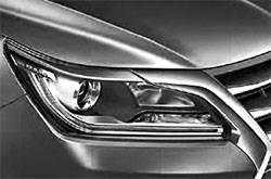 럭셔리모델(2099만원)에는 일반 헤드라이트보다 빛의 직진성이 더 강한 제논 헤드라이트를 달았다.