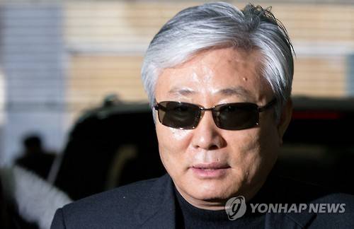 (서울=연합뉴스) 서명곤 기자 = 박근혜 정부의 '비선 실세' 최순실 씨의 이복 오빠인 최재석 씨가 31일 오후 서울 강남구 대치동 특검 사무실에 참고인 신분으로 조사를 받기 위해 출석하고 있다.    2017.1.31      seephoto@yna.co.kr