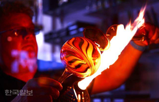 그림 14 호프굿스터넨 마을의 유리공예 시연.