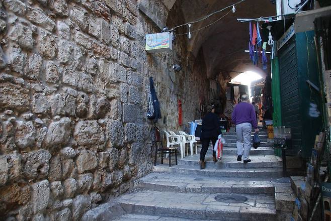 예수가 십자가를 짊어진 채 걸어갔던 길. 오르막길 양옆에 팔레스타인 가게들이 있다.