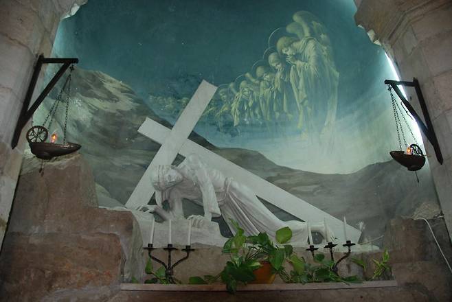 십자가를 짊어진 예수가 쓰러진 곳에 조그만 교회가 있다. 제단에는 쓰러진 예수의 모습과 이를 안타까이 지켜보는 천사들의 그림이 그려져 있다.
