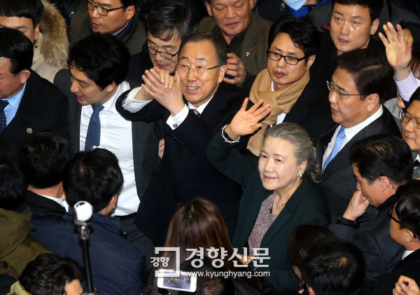 귀국한 반기문 전 유엔총장이 12일 서울역에서 시민들에게 손을 흔들고 있다.  김창길 기자 cut@kyunghyang.com