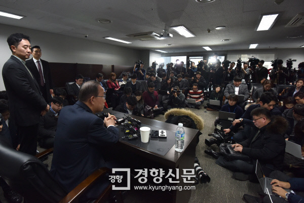 반기문 전 유엔사무총장이 31일 오후 서울 마포 트라팰리스에서 개헌 관련 기자간담회를 갖고 있다.   /김기남 기자 kknphoto@kyunghyang.com