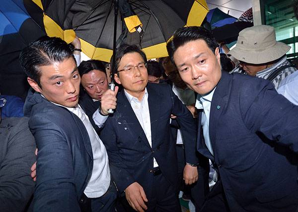 ⓒ시사IN 조남진 2016년 7월15일 경북 성주군의 사드 배치 주민설명회장에서 황교안 국무총리(가운데)가 자리를 빠져나오고 있다.