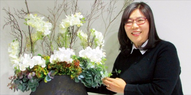 윤공순 99플라워 대표가 서울 양재동 사옥에서 자사의 꽃제품에 대해 설명하고 있다. 김정은 기자