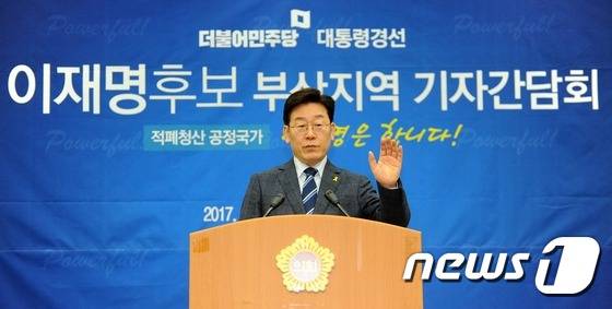 이재명 성남시장이 3일 오후 부산시의회에서 열린 부산지역 기자간담회에서 더불어민주당 대통령후보 경선 관련 발언을 하고 있다.  © News1 여주연 기자