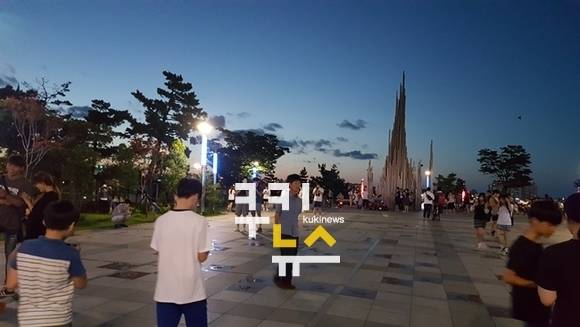 포켓몬 고를 하는 시민들. 쿠키뉴스 DB