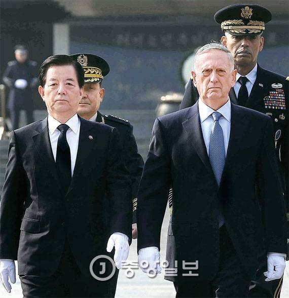 한민구 국방부 장관과 제임스 매티스 미국 국방장관이 3일 오전 국립서울현충원을 찾아 참배했다. 앞서 양국 장관은 국방부에서 회담을 갖고 사드 체계의 주한미군 배치를 논의했다. 왼쪽부터 한 장관, 이순진 합참의장, 매티스 장관, 빈센트 브룩스 한미연합사령관. [사진 오종택 기자]