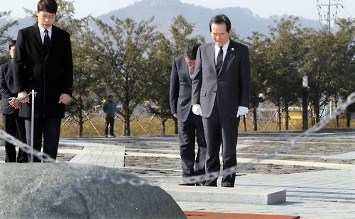 (김해=연합뉴스) 최병길 기자 = 정세균 국회의장이 4일 경남 김해시 진영읍 고 노무현 전 대통령이 잠든 너럭바위 묘소를 참배하고 있다. 2017.2.4   choi21@yna.co.kr