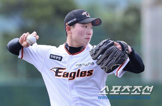 5일 일본 오키나와 고친다구장에서 한화 이글스 선수단이 스프링캠프 훈련에 임했다. 한화 신인 김성훈이 전술 훈련에 임하고 있다. 김성훈은 KIA 김민호 코치의 아들이다.  오키나와(일본)=송정헌 기자 songs@sportschosun.com/2017.02.05