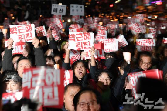 지난해 10월 29일 오후 서울 청계광장에서 열린 ‘모이자! 분노하자! 내려와라 박근혜’ 촛불집회 참석자들이 촛불을 들고 박근혜 대통령 탄핵을 외치고 있다. 황진환기자