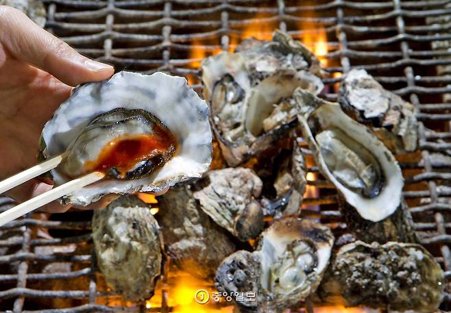 석화를 직화에 구운 뒤 초고추장 한 점 얹어 먹는다. 황홀한 맛이다.