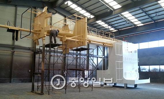 지난 1일 전북 군산시 오식도동의 군산조선소 협력업체 푸른에스앤피 공장에서 작업반장 김종석씨가 마스트(선박 기둥)의 페인트칠 상태를 살피고 있다. 군산조선소에 납품하는 마지막 물량이다. [군산=김준희 기자]