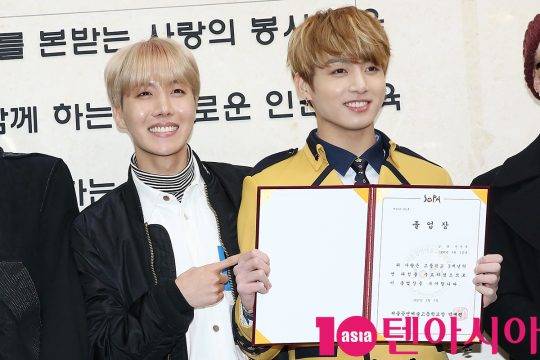 그룹 방탄소년단 제이홉, 정국이 7일 오전 서울 구로구 궁동 서울공연예술고등학교에서 진행된 2016학년도 졸업식에 참석해 포토타임을 갖고 있다.