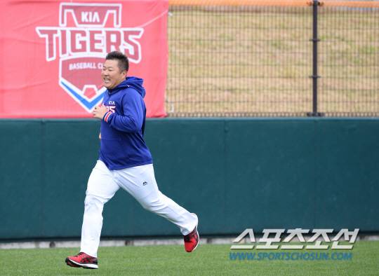 2번 레인. 최형우(34세 180cm 몸무게 역시 비밀, 올해 FA 초대박)