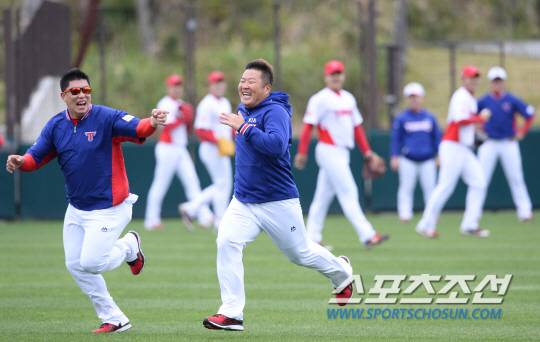 모든 동료들이 지켜보는 관심 대결