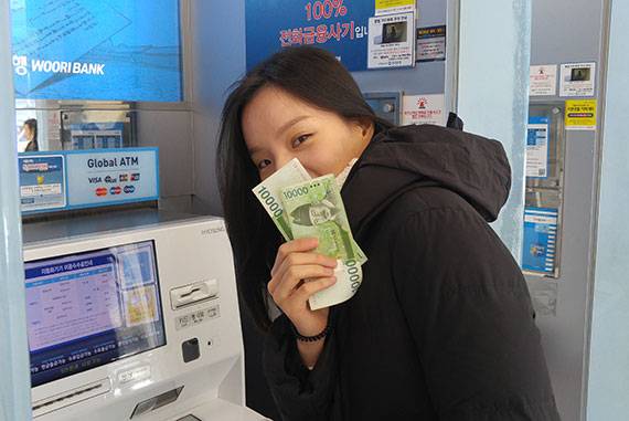 스마트폰 인터넷뱅킹 이용 안 해서 틈날 때마다 ATM 찾는 김인경(가명 요청)씨.