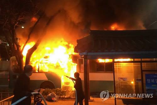 불에 타는 시내버스       (여수=연합뉴스) 지난 6일 오후 전남 여수시 학동 여수시청 교통정보관제센터 앞 정류장에서 방화로 인해 버스가 불타고 있다. [여수시 제공 = 연합뉴스 자료사진]