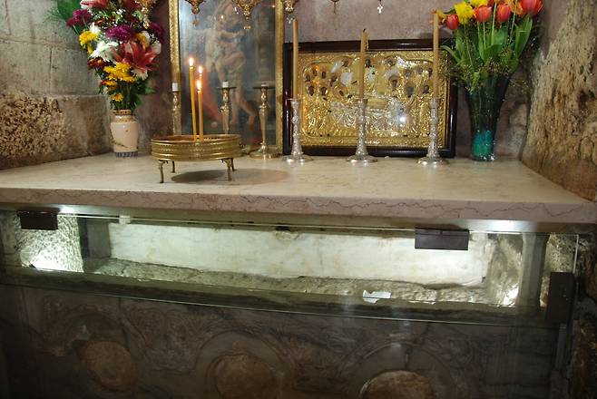 부활한 예수가 제자들 앞에 나타났던 동굴 옆에는 예수의 어머니 마리아의 무덤이 있다. 그곳에도 교회가 세워져 있다. 마리아가 묻혔던 석관이다. 관 위에 세워진 그림에는 죽은 마리아 주위에 서 있는 사도들의 모습이 보인다.