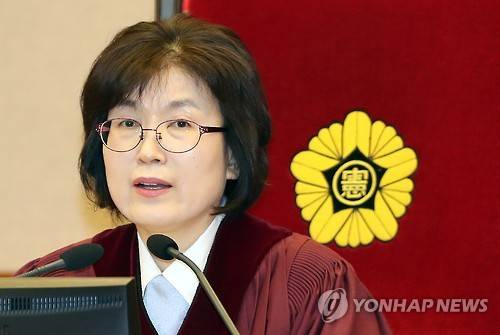 이정미 헌재소장 권한대행 출석인 확인      (서울=연합뉴스) 김현태 기자 = 이정미 헌법재판소장 권한대행이 9일 오전 서울 종로구 재동 헌법재판소에서 열린 박근혜 대통령 탄핵심판 사건 12차 변론에서 출석인들을 확인하고 있다. 2017.2.9      mtkht@yna.co.kr