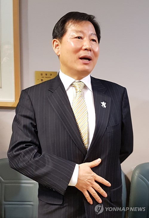 항소 의사 밝히는 이철규 국회의원        (강릉=연합뉴스) 유형재 기자 = 4·13 총선 과정에서 학력을 속인 혐의로 기소된 새누리당 이철규(동해·삼척) 국회의원이 9일 춘천지방법원 강릉지원 법정 앞에서 지지자들에게 재판 결과에 대한 소감을 밝히고 있다.      이 의원은 이날 벌금 500만원을 선고받아 당선 무효 위기에 놓였다. 2017.2.9      yoo21@yna.co.kr