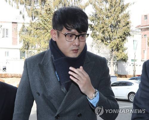 (서울=연합뉴스) 이상학 기자 = 박헌영 K스포츠재단 과장이 9일 오후 서울 종로구 재동 헌법재판소에서 열린 박근혜 대통령 탄핵심판 사건 12차 변론에 증인으로 출석, 대심판정으로 향하고 있다. 2017.2.9  leesh@yna.co.kr  (끝)