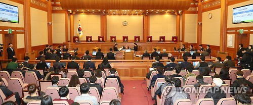 이정미 헌재소장 권한대행 출석인 확인  (서울=연합뉴스) 김현태 기자 = 이정미 헌법재판소장 권한대행이 9일 오전 서울 종로구 재동 헌법재판소에서 열린 박근혜 대통령 탄핵심판 사건 12차 변론에서 출석인들을 확인하고 있다. 2017.2.9  mtkht@yna.co.kr  (끝)