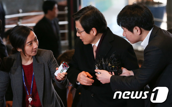 황교안 대통령 권한대행이  지난 10일 서울 여의도 국회에서 열린 비경제분야 대정부질문에 출석하기 위해 본청으로 들어서며 취재진의 질문공세를 받고 있다. © News1 허경 기자