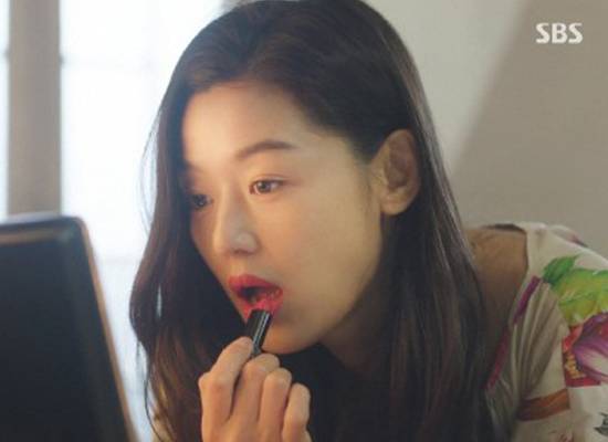 드라마에서 여배우가 사용하는 화장품은 ‘완판’이 되기 전 빨리 사는 것이 진리. SBS드라마‘푸른바다의 전설’ 캡처