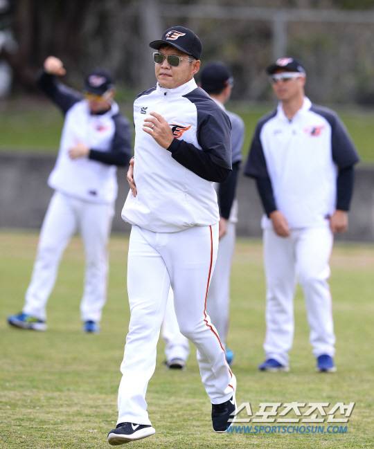 ◇일본 오키나와 고친다구장에서 한화 이글스 선수단이 스프링캠프중이다. 동료와 함께 몸을 풀고 있는 박정진. 오키나와(일본)=송정헌 기자 songs@sportschosun.com/2017.02.05