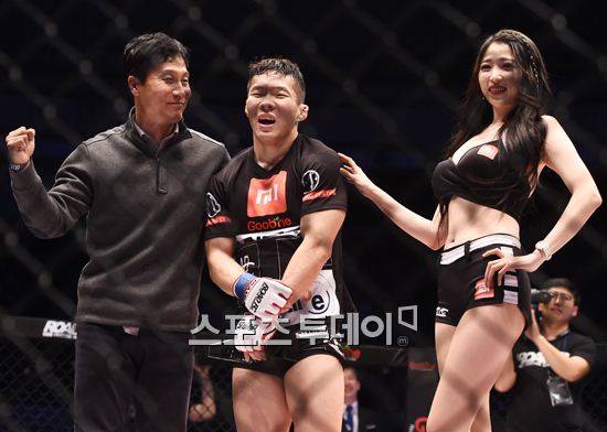 박대성 선수와 로드걸/사진=스포츠 투데이